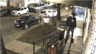 VIDEO A spart un magazin ca să fure țigări