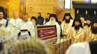 Sobor de preoți &icirc;n jurul raclei cu moaștele Sf&acirc;ntului Calinic