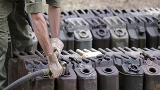 Benzina și motorina se ieftinesc, iar experții avertizează