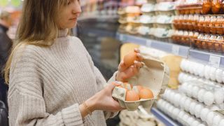 VIDEO &bdquo;Este un efort destul de mare&rdquo;. Magazinele sunt gata de Paște, clienții nu