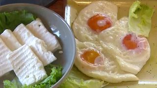 VIDEO &bdquo;Lucrează foarte bine&rdquo;. Angajații nepalezi &icirc;nvață bucătăria rom&acirc;nească