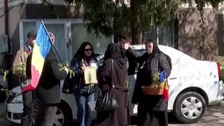 VIDEO Susținătorii lui Georgescu nu se dau bătuți. L-au așteptat cu flori pe fostul candidat, în timp ce încă cer turul 2 înapoi