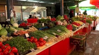 VIDEO Prețul legumelor din piețe le lasă un gust amar rom&acirc;nilor. C&acirc;t costă roșiile, castraveții și cartofii rom&acirc;nești &icirc;nainte de Paște