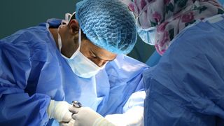 Și-a băgat un borcan de muștar în fund și a ajuns la spital. Medicii l-au operat de urgență: „Te uiţi la pacient şi-ţi faci cruce”