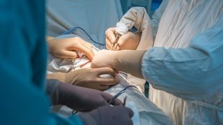 Ziua Națională a Transplantului și povestea primului român cu ficat nou: „Transplantul mi-a salvat nu doar trupul, ci și sufletul”. A fost operat în anul 2000 de Irinel Popescu,  părintele transplantului hepatic din România