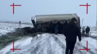 VIDEO Ninsori prelungite și v&acirc;nt &icirc;n jumătate de țară. Vremea rea a provocat probleme pe șosele