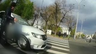 VIDEO La un pas de tragedie chiar în mijlocul Capitalei! Momentul în care un șofer a fost la un pas să spulbere mai mulți pietoni