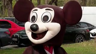 VIDEO Panda, Mickey Mouse și Chaplin au ieșit la cerșit