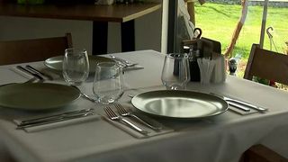 VIDEO „Sunt ideale pentru cupluri sau familii mici”. Pregătiri pentru Paște la malul mării