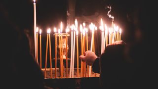 Lumânări aprinse la biserică