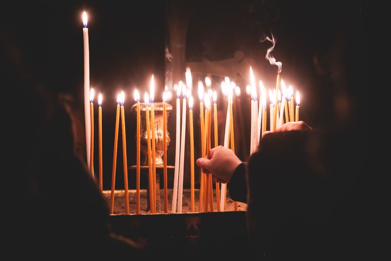 Lumânări aprinse la biserică