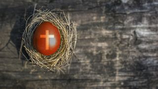 Ou roșu cu cruce pictată