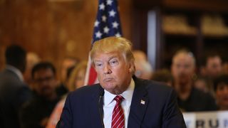 China se pregătește ca pentru un război comercial &icirc;n fața tarifelor impuse de Trump. Oficialii din Beijing au fost chemați din concedii și lucrează non-stop. China &icirc;ncearcă să convingă alte țări să i se alăture &icirc;mpotriva Americii.