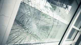 VIDEO Un copil de 9 ani a spart geamurile sălii de clasă. Totul s-ar fi petrecut din cauza unui exces de furie