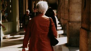 S-a prefăcut că e mută și a &icirc;ncasat pensie timp de 16 ani. Femeia, dată &icirc;n vileag printr-o metodă ingenioasă 