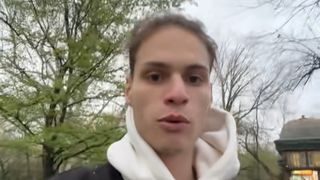 Imagini cutremurătoare cu Rareș, t&acirc;nărul care a murit după supradoză, filmate de Maru. Se vede clar cum i-a procurat substanțe interzise, deși neagă că ar avea o implicare. Prietena lui Rareș rupe tăcerea: "&Icirc;și bătea joc de el"