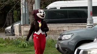 VIDEO Panda, Mickey Mouse și Chaplin, la cerșit