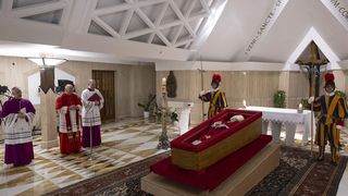 Prima imagine cu Papa Francisc &icirc;n sicriu