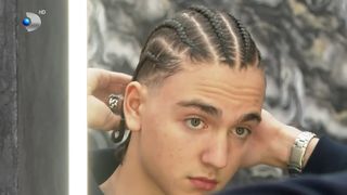 VIDEO &bdquo;Consider că mă avantajează&rdquo;. Codițe &icirc;mpletite pentru băieți