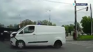 VIDEO Mașină răsturnată după accident! Totul s-a întâmplat într-o intersecție din București