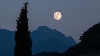 Fazele lunii &icirc;n mai 2025: C&acirc;nd avem Lună Plină și Lună Nouă?