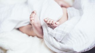 O t&acirc;nără din Neamț a mers să culeagă ciuperci și a născut &icirc;n pădure. Autoritățile au intervenit