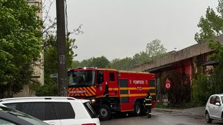 VIDEO Clipe de panică într-un bloc din Pitești! Un bărbat și-a dat foc intenționat în interiorul locuinței sale. Garsoniera a fost cuprinsă de flăcări