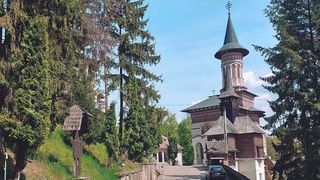 De ce nu trebuie să ratezi Mănăstirea Rohia dacă mergi &icirc;n vacanță &icirc;n Maramureș