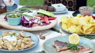 VIDEO Au sărbătorit Ziua Muncii cu muzică și mese bogate