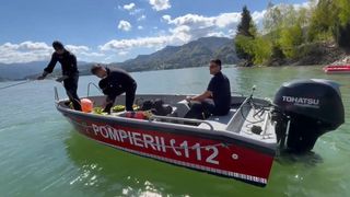 VIDEO Cine este t&acirc;nărul de 17 ani căzut din barcă &icirc;n lacul Colibița din Bistrița Năsăud. Final tragic după 3 ore de căutări