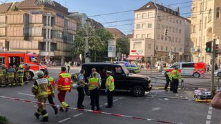 VIDEO Incident s&acirc;ngeros la Stuttgart. O mașină a intrat violent &icirc;n mulțime