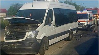 Plan Roșu de intervenție după un accident teribil. Microbuz spulberat în Dâmbovița