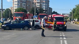 Ambulanță lovită violent de o mașină care a trecut pe roșu, în Craiova. Opt victime după accident