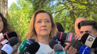 VIDEO Elena Lasconi votează în Capitală. A venit la urne împreună cu soțul ei: „Votez cu credința că azi se va face dreptate”