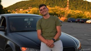 El e Ovidiu, tânărul de 26 de ani care a murit subit, în Bistrița, după ce o șoferiță a dat peste el. Motociclistul avea acasă un băiat de doi ani, orfan acum de tată: ”Te iubim!”