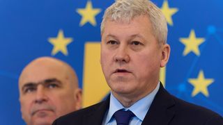 Rom&acirc;nia, fără c&acirc;rmaci: Țara are pentru prima dată &icirc;n istorie și președinte și guvern interimar. Ce nu poate face statul &icirc;n această perioadă