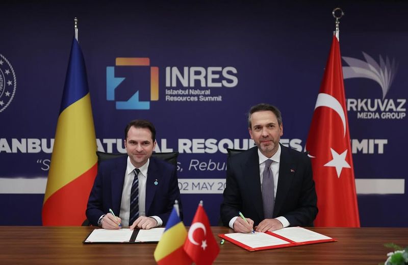 Sebastian Burduja, ministrul Energiei din România, alături de omologul său turc, Alparslan Bayraktar
