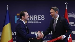Sebastian Burduja, ministrul Energiei din Rom&acirc;nia, alături de omologul său turc, Alparslan Bayraktar