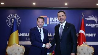Sebastian Burduja, ministrul Energiei din Rom&acirc;nia, alături de omologul său turc, Alparslan Bayraktar