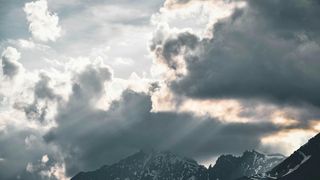 Alertă meteo &icirc;n Rom&acirc;nia. Averse și furtuni &icirc;n 21 de județe și &icirc;n Capitală. Unde va ninge din nou