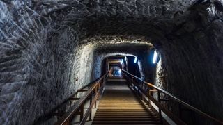 VIDEO Salina Praid rămâne închisă. Pompierii lucrează neîncetat pentru evacuarea apei