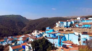 VIDEO Satul albastru, magnet pentru turiști