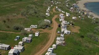 VIDEO „Trebuie să te gospodărești”. Primii rulotiști au ajuns pe litoral