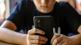 VIDEO Boala copiilor dependenți de telefon: autism virtual. Psihiatrii trag un semnal de alarmă