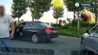 VIDEO Scandal cu bâte în parcarea unui mall din Timișoara