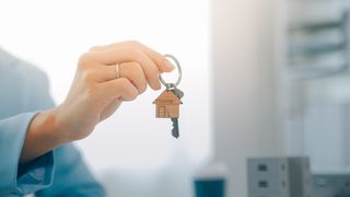 De ce economiștii le recomandă tinerilor să evite achiziția unei locuințe