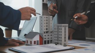 De ce economiștii le recomandă tinerilor să evite achiziția unei locuințe