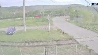 VIDEO Loviți în plin de tren, au scăpat ca prin minune