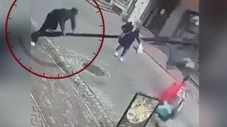 VIDEO Momentul &icirc;n care o femeie scapă la limită de o moarte sigură