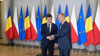 VIDEO Nicușor Dan, prima deplasare externă de când a câștigat alegerile prezidențiale: ”Am o primă discuție cu Donald Tusk”. A ajuns la mitingul electoral din Varșovia